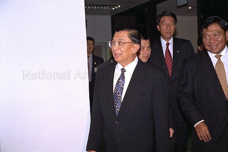 Prime Minister of Thailand General Chavalit Yongchaiyudh (front) departing from Changi International Airport. Behind him (wearing red tie) is Minister for Education and Second Minister for Defence Rear Admiral Teo Chee Hean.
