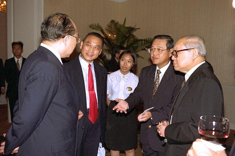 Picture shows Fellow Xiang Huaicheng talking to officials