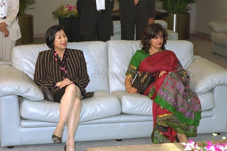 Mrs Goh Chok Tong, wife of Prime Minister Goh Chok Tong and Mrs Veena Ramgoolam, wife of Mauritian Prime Minister Dr Navinchandra Ramgoolam following the official arrival ceremony at Singapore Changi Airport VIP complex