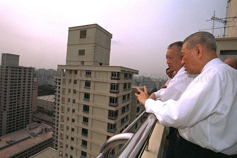 Taken at: Visit to Housing and Development Board (HDB) Toa Payoh Viewing Gallery at Blk 81 Lorong 4 Toa Payoh Level 26 by Chief Executive of the Hong Kong Special Administrative Region (HKSAR), People's Republic of China (PRC), Mr Tung Chee-hwa Pictured: HKSAR Chief Executive Tung Chee-hwa