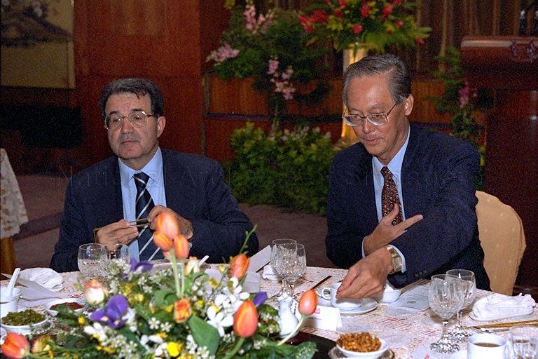 Taken at: The Honourable Romano Prodi, President of the Council Ministers of the Republic of Italy, attends Lunch hosted by Prime Minister (PM) Goh Chok Tong at Mandarin Orchard Singapore Pictured: PM Goh Chok Tong and President of the Council Ministers of the Republic of Italy, The Honourable Romano Prodi