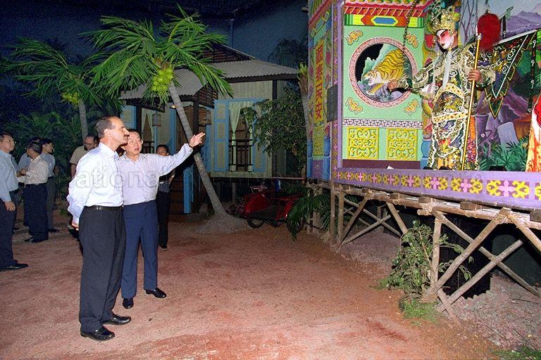 President of Costa Rica Jose Maria Figueres being briefed by Chief Executive of Sentosa Development Corporation (SDC) Pek Hock Thiam while touring the Images of Singapore, one of the attractions of Sentosa. The Costa Rican President was on a three-day official visit to Singapore at the invitation of Prime Minister Goh Chok Tong.