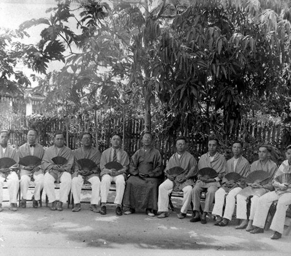 The Straits Chinese guru, Mr Paul Wee Siak Leng and his ten disciples in Singapore