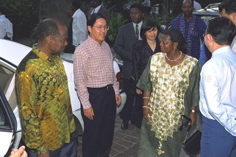 Visit by President of Mozambique Joaquim Alberto Chissano 26 - 28 March 1998 -- The President and First Lady Marcelina Rafael Chissano arriving for visit to Sentosa with Minister of State for Defence Matthias Yao (second from left)