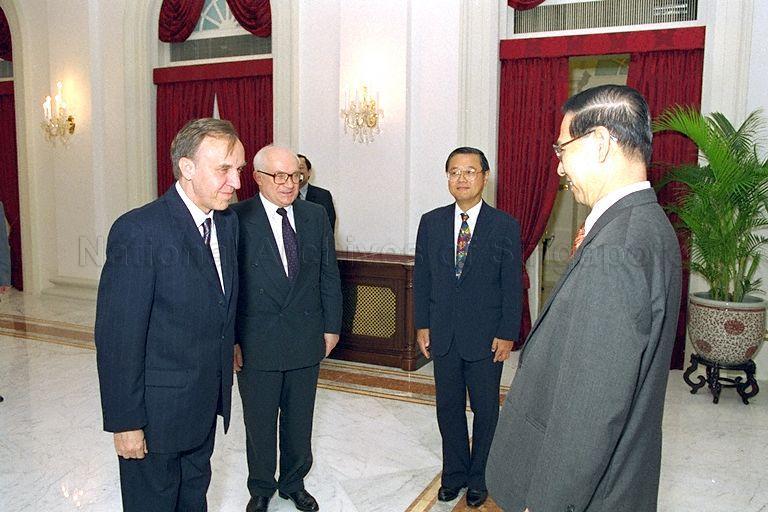 Ambassador of Poland Ksawery Burski (second from left) introducing a member of his diplomatic mission to President Ong Teng Cheong after presenting his credentials at Istana
