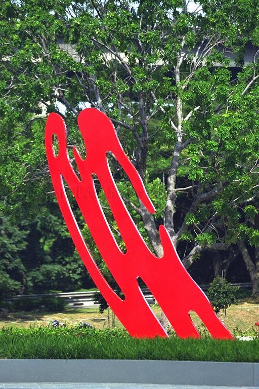 One of the "Six Brushstrokes", 1996 series, by prominent American pop artist Roy Lichtenstein, at Millenia Singapore. The six aluminium sculptures of varying heights are whimsical calligraphic renditions of nature, land and seascapes. They were fabricated in Bristol, Rhode Island, and installed at the Roy Lichtenstein Sculpture Plaza, Millenia Singapore, in June/July 1997. Brought in to Singapore only months before Lichtenstein's death, these sculptures are a befitting epilogue to his life's achievements and final wish to showcase his art in the island state.