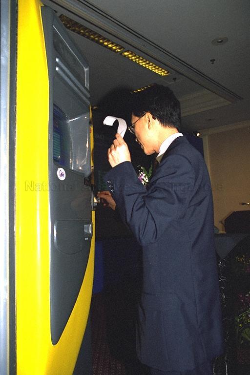 An official demonstrating the use of Standard Chartered Bank's Visa Open Platform Smartcard at the card's launch at the Oriental Hotel. Minister for Finance Richard Hu is guest of honour at this event.