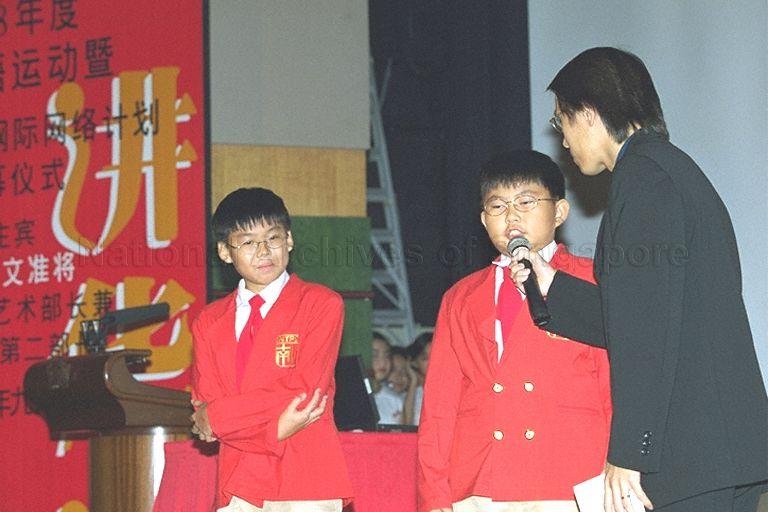 Master of ceremonies Daryl Wang Di Cong interviewing students after their performance during 1998 Speak Mandarin Campaign launch at Suntec City auditorium. Guest of honour at the event was Minister for Information and the Arts and Second Minister for Trade and Industry Brigadier-General George Yeo Yong-Boon.