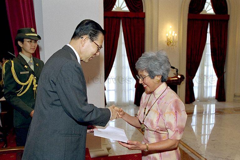 Taken at: Presentation of Warrants to 22 new Justices of the Peace (JP) in the State Room of the Istana Pictured: President Ong Teng Cheong and JP Dr Seet Ai Mee