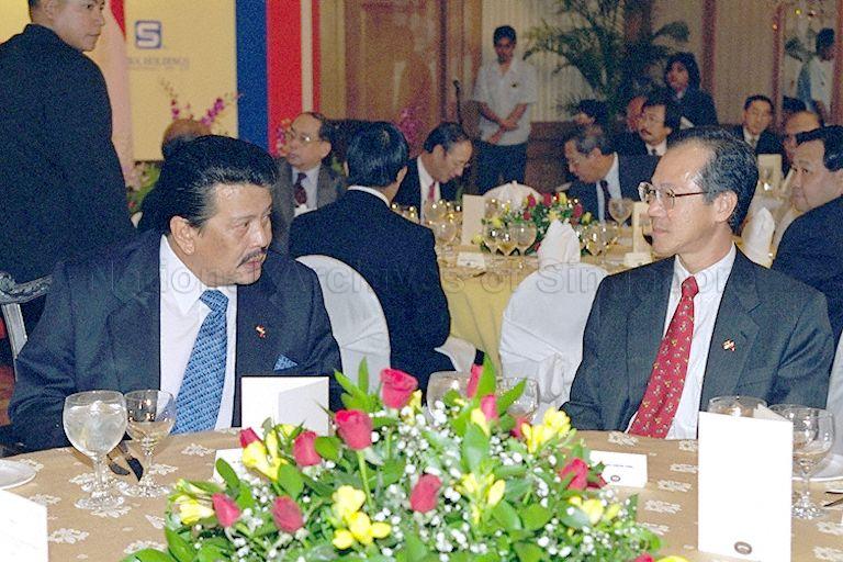 Taken at: Lunch jointly organised by Philippines-Singapore Business Council, Singapore Federation of Chambers of Commerce and Industry and Singapore Chinese Chamber of Commerce and Industry in honour of President of the Republic of Philippines Joseph E Estrada Pictured: President of the Republic of Philippines Joseph E Estrada and Minister for Health and the Environment Yeo Cheow Tong
