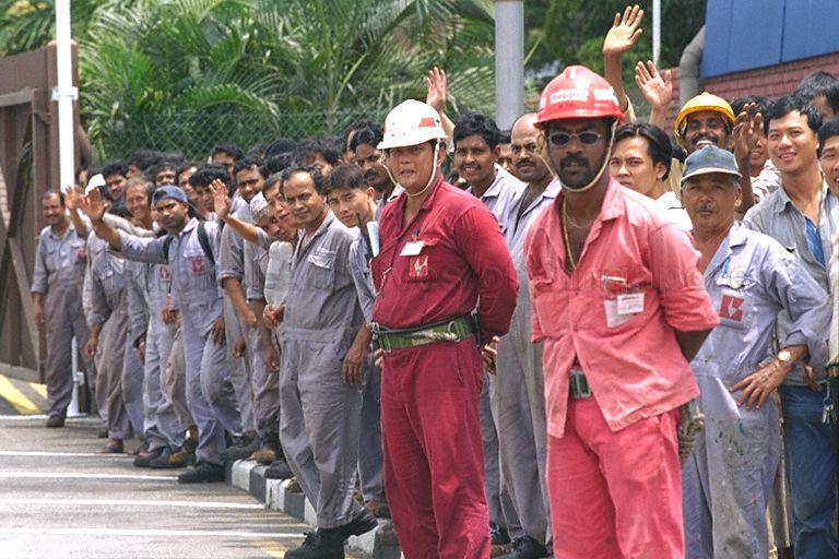 Staff welcoming Philippines President Joseph Estrada to Keppel Shipyard, 51 Pioneer Sector 1, during his visit there