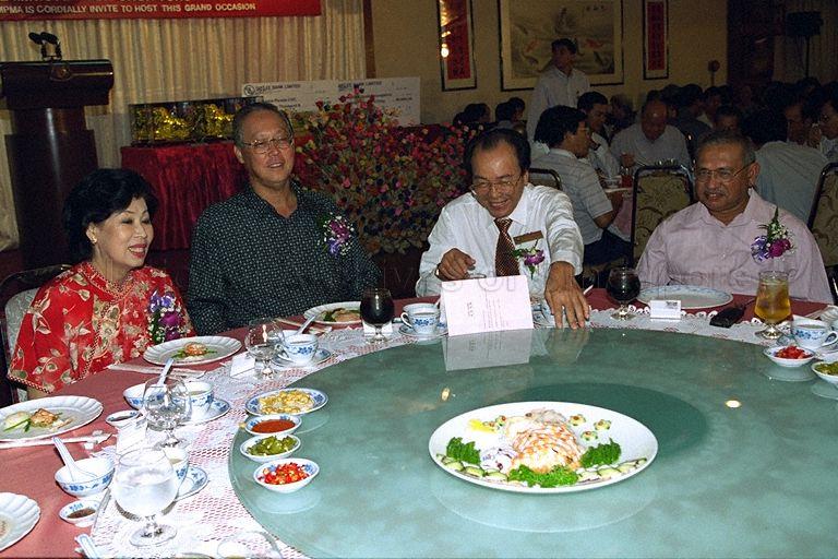 Taken at: Marine Parade Merchants' Association 10th Anniversary Celebration Banquet "Lion City Banquet by Singapore Chef" at Sin Leong Restaurant Pictured: Guest-of-Honour Prime Minister Goh Chok Tong and his wife Mrs Goh Chok Tong, and Minister of State for Manpower Othman Bin Haron Eusofe