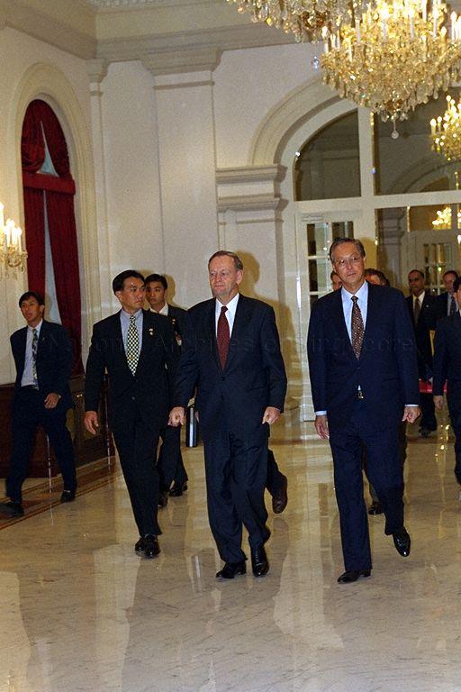 Prime Minister Goh Chok Tong and Canadian Prime Minister Jean Chretien, who is in Singapore for a four-day official visit, proceeding to Istana State Room to witness signing of two bilateral agreements covering development cooperation and audio-visual co-production