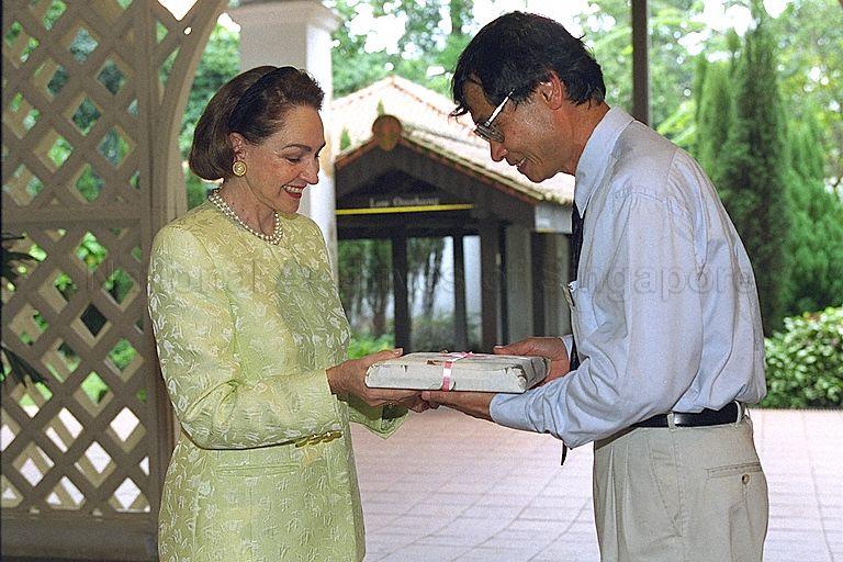 Mrs Aline Chretien, wife of Canadian Prime Minister Jean Chretien, receiving a gift from Director of Singapore Botanic Gardens Dr Chin See Chung during visit to the Botanic Gardens