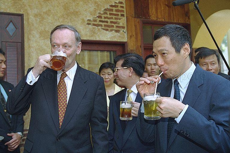 Canadian Prime Minister Jean Chretien, who is on a four-day official visit to Singapore, and Deputy Prime Minister Brigadier-General (NS) Lee Hsien Loong sipping Chinese bubble tea at Far East Square, Amoy Street, during opening of Canada House, a business centre for Canadians