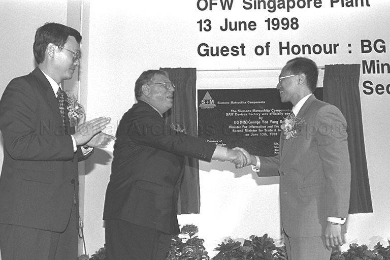 President and Chief Executive Officer of Siemens Matsushita Components Pte Ltd Klaus Ziegler (second from left) thanking guest of honour Minister for Information and the Arts and Second Minister for Trade and Industry Brigadier-General George Yeo Yong-Boon after the Minister unveils commemorative plaque during official opening of Siemens Matsushita Components Pte Ltd.