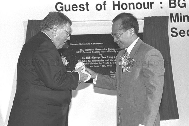 President and Chief Executive Officer of Siemens Matsushita Components Pte Ltd Klaus Ziegler (left) presenting token of appreciation to guest of honour Minister for Information and the Arts and Second Minister for Trade and Industry Brigadier-General George Yeo Yong-Boon during official opening of Siemens Matsushita Components Pte Ltd.