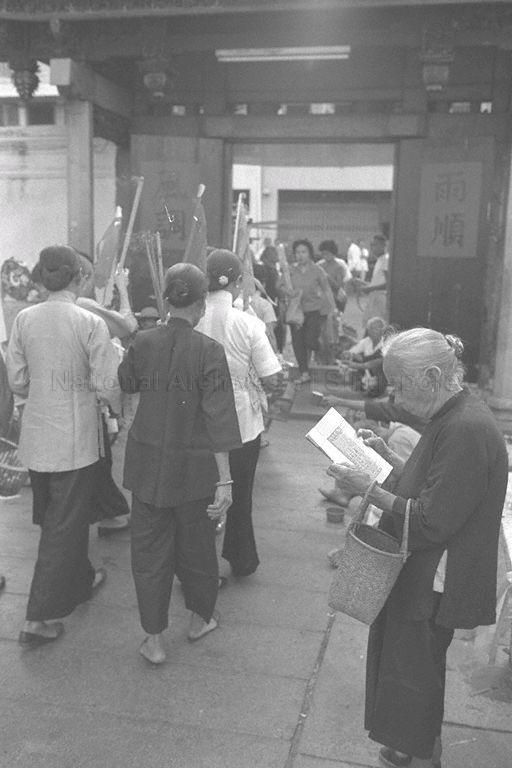 Worshippers in front of Wak Hai Cheng Bio (Yueh Hai Ching Temple) at Phillip Street