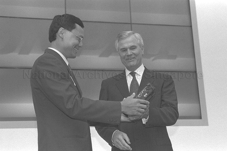 Singapore Antarctica 2000 expedition leader Khoo Swee Chiow (left) receiving a gift presented by Group President and Chief Executive Officer of Compaq Eckhard Pfeiffer during opening of Compaq Centre at Tampines Plaza. Compaq is one of the sponsors of the expedition.