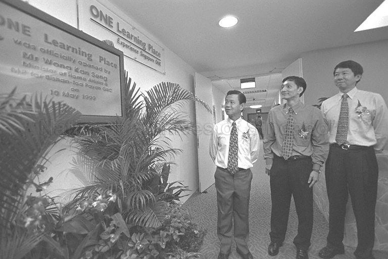 Minister for Home Affairs Wong Kan Seng launching the star attraction in Toa Payoh Community Library ONE Learning Place during official re-opening of newly renovated community library at 6 Toa Payoh Central. On the right is Chairman of National Library Board (NLB) Dr Tan Chin Nam.