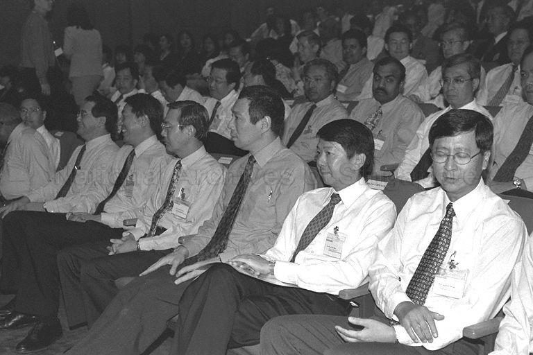 (From right) Minister without Portfolio Lim Boon Heng, Permanent Secretary, Ministry of Manpower Dr Tan Chin Nam, Deputy Prime Minister Brigadier-General (NS) Lee Hsien Loong, Minister for Manpower Dr Lee Boon Yang, Minister for Education and Second Minister for Defence Rear Admiral Teo Chee Hean and Minister for Community Development and Minister-in-charge of Muslim Affairs Abdullah Tarmugi and others at launch of Manpower 21 at Singapore International Convention and Exhibition Centre Auditorium, Suntec City