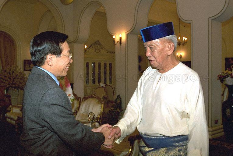 Sultan Mahmood Iskandar of Johor welcoming Minister for Communications Mah Bow Tan when he arrives at Istana Bukit Serene to call on the Sultan during Hari Raya