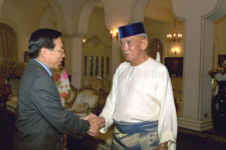 Sultan Mahmood Iskandar of Johor welcoming Minister for Communications Mah Bow Tan when he arrives at Istana Bukit Serene to call on the Sultan during Hari Raya