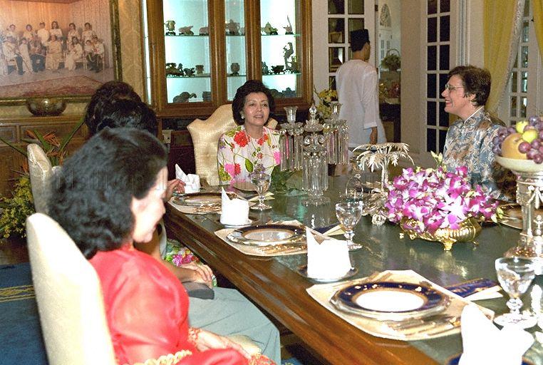 Sultanah Zanariah (second from right) with guests including Mrs Mah Bow Tan, wife of Minister for Communications, having lunch at a private dining room of Istana Bukit Serene during Hari Raya. As part of an ongoing tradition, the Singapore group comprising Minister for Education and Second Minister for Defence Rear Admiral Teo Chee Hean, Minister for Communications Mah Bow Tan and their spouses paid a Hari Raya call on Sultan Mahmood Iskandar of Johor.