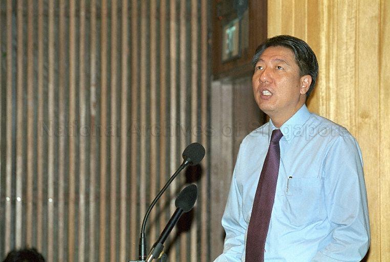 Minister for Education and Second Minister for Defence Rear Admiral Teo Chee Hean giving a speech at the Tan Kah Kee Young &nbsp;Inventors' &nbsp;Award 98/99 Presentation Ceremony at the Singapore Science Centre Auditorium