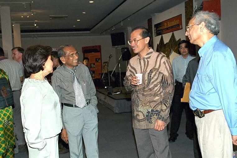 Guest of honour Minister for Information and the Arts and Second Minister for Trade and Industry Brigadier-General George Yeo Yong-Boon in conversation with guests including Kassim Masdor (right) and Yusnor Ef (third from right) during â€œA Tribute to P Ramleeâ€ held at The Gallery, Fort Canning