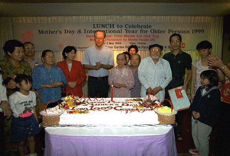 Guests of honour Prime Minister Goh Chok Tong, Mrs Goh, prize winners and their family with the celebration cake during Mother's Day and International Year for Older Persons Celebration held in Sin Leong Restaurant, Marine Parade.