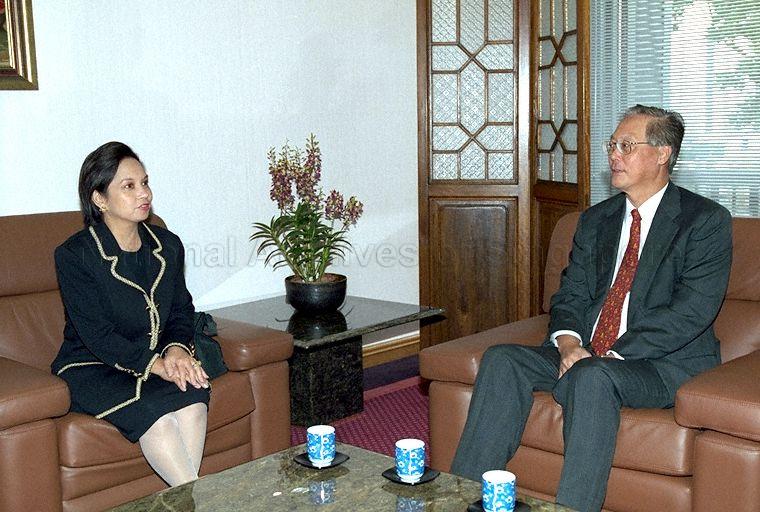 Vice President of the Philippines Gloria Macapagal Arroyo calling on Prime MInister Goh Chok Tong at the Istana