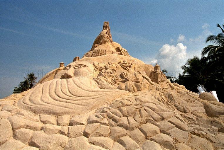 "Singapore, the Cosmopolis", a non-competition sand sculpture inspired by Singapore 21 Vision and sculpted by a Lasalle-SIA College final-year student Tan Joo Heng, at Siloso Beach during official opening of Sentosa Sandsation. The event was launched by Minister for Information and the Arts and Second Minister for Trade and Industry Brigadier-General George Yeo Yong-Boon.