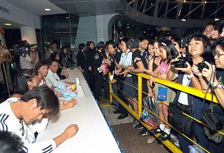 Crowd of people gathering at Wheelock Place to meet Television Corporation of Singapore (TCS) artistes who will autograph Swatch watches for those who donate $45 during launch of Youth and Environment Support (YES) 2000 programme. Guest of honour at the event was Minister for Trade and Industry Brigadier-General George Yeo Yong-Boon.