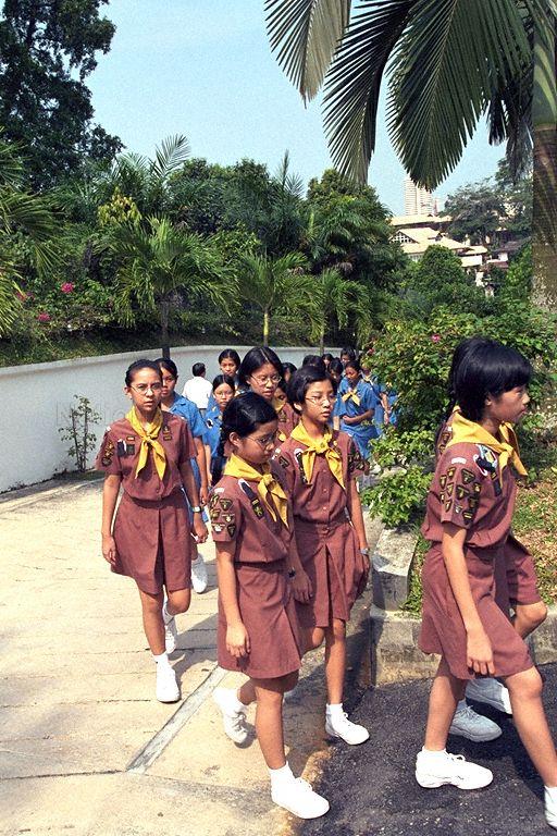 Brownies and girl guides arriving at residence of President Ong Teng Cheong at 1 Dalvey Estate, to pay last respects at wake of Mrs Ong Siew May. Mrs Ong, who passed away on 30 July 1999, was Patron of Girl Guides Singapore (GGS).