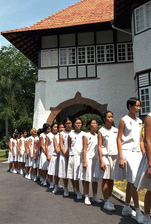 Students from Nanyang Girls' High School queueing at residence of President Ong Teng Cheong at 1 Dalvey Estate, to sign condolence book at wake of Mrs Ong Siew May. Mrs Ong, who passed away on 30 July 1999, was a former student of the school.