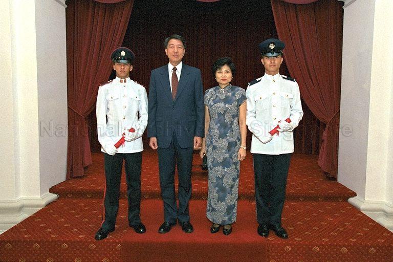 Minister for Education and Second Minister for Defence Rear Admiral Teo Chee Hean (second from left) and his wife (third from left) with Lau Boon Ping and Jacques Wei Ren Erasmus, recipients of 1999 President's Scholarship at Certificate of Award Presentation Ceremony at Istana. Lau Boon Ping (first on the right) will study Electrical Engineering at Cornell University, USA and Jacques Wei Ren Erasmus (first on the left) will study Engineering at the University of California at Berkeley, USA