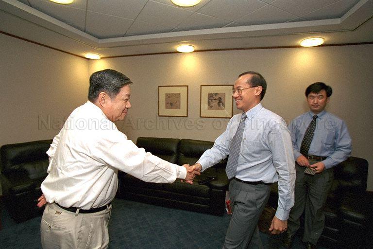 Former Vice-Minister of Propaganda of Communist Party of China Xu Weicheng (left) calling on Minister for Trade and Industry Brigadier-General George Yeo Yong-Boon at Ministry of Trade and Industry (MTI)