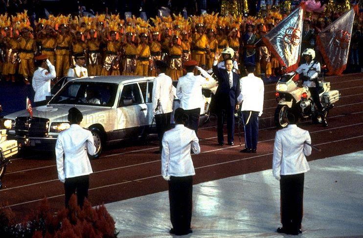 National Day Parade 1999 at National Stadium -- Departure of President Ong Teng Cheong at end of parade