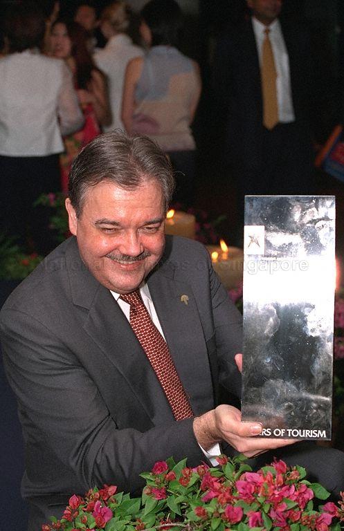 Chairman and Chief Executive Officer of Raffles International Ltd Richard Helfer with Outstanding Contribution to Tourism Award presented to him at Tourism Awards 2001 Gala Dinner at Westin Plaza. President S R Nathan is guest of honour at this event.