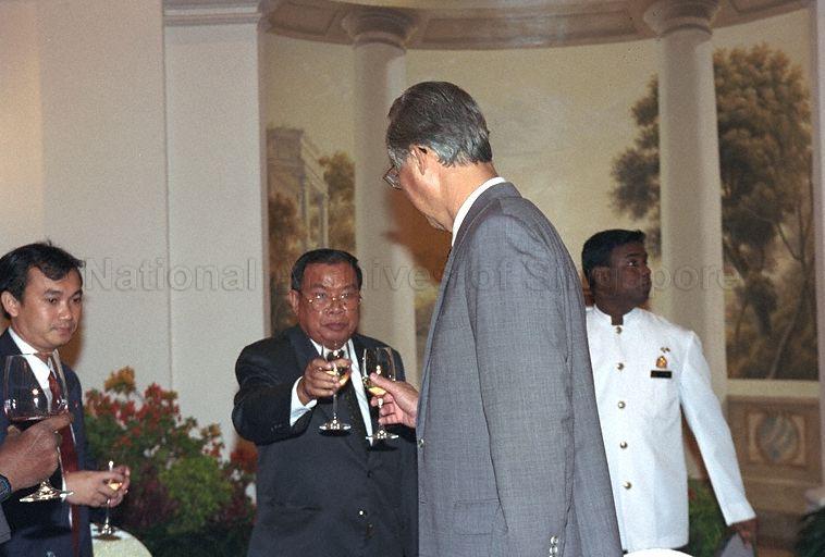 Picture shows Prime Minister of Laos Bounnhang Vorachith making a tost to Prime Minister Goh Chok Tong at the lunch hosted by Prime Minister Goh Chok Tong the Istana