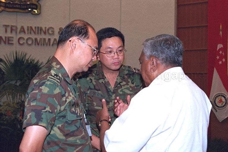 President S R Nathan talking with Chief of Army Major General Ng Yat Chung (centre) and Commander 9th Singapore Division Brigadier General Eric Tan Huck Gim (left) after the live-firing demonstration by National Servicemen from the 634th Battalion, Singapore Guards and 433rd Battalion, Singapore Armoured Regiment during the President's visit to Pasir Laba Camp in Upper Jurong