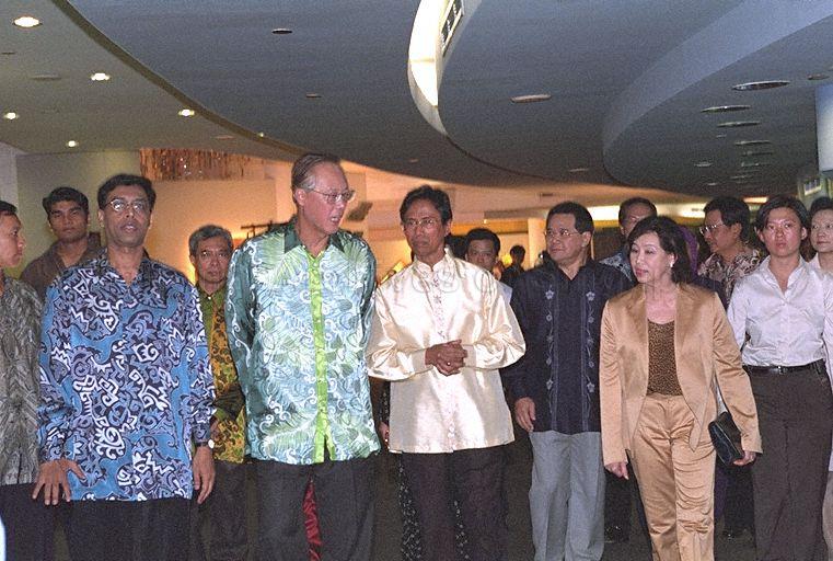 Guest-of-Honour Prime Minister Goh Chok Tong and his wife Mrs Goh making their way to the TV Theatre in MediaCorp Caldecott Broadcast Centre where the closing ceremony of Tabung Amal Aidilfitri is held. Among those accompanying them are Chairman of Tabung Amal Aidilfitri Sidek Saniff (centre), Minister for Community Development and Sports and Minister in-charge of Muslim Affairs Abdullah Tarmugi (third from right) and Chairman of the annual charity event Abdul Halim bin Kader (left).