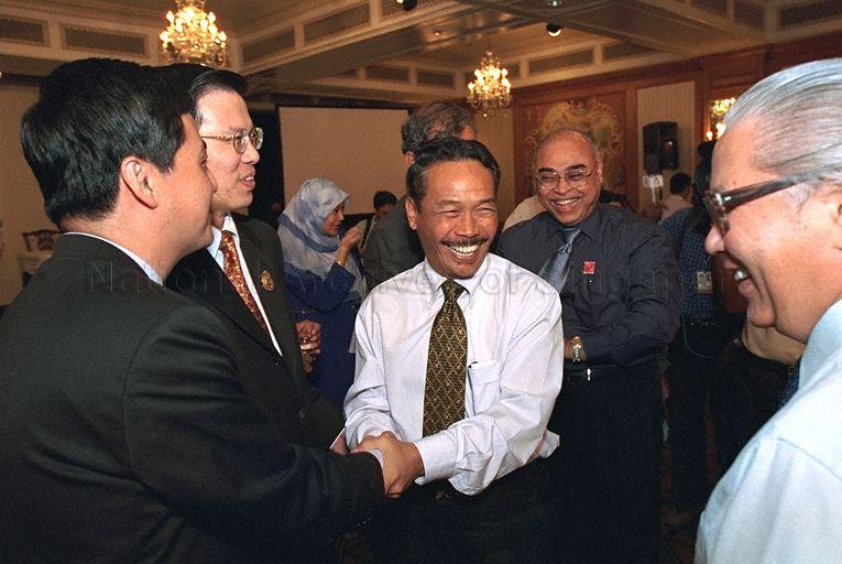 MAYOR OF CENTRAL SINGAPORE DISTRICT HENG CHEE HOW (LEFT WITH BACK TO CAMERA) AND MAYOR OF NORTH WEST DISTRICT TEO HO PIN BEING CONGRATULATED BY SENIOR PARLIAMENTARY SECRETARY FOR INFORMATION, COMMUNICATIONS AND THE ARTS YATIMAN YUSOF, WHILE DEPUTY PRIME MINISTER AND MINISTER FOR DEFENCE DR TONY TAN KENG YAM (RIGHT) LOOKS ON, DURING SWEARING-IN CEREMONY OF MAYORS OF COMMUNITY DEVELOPMENT COUNCIL (CDC) DISTRICTS AT THE BALLROOM, RAFFLES HOTEL