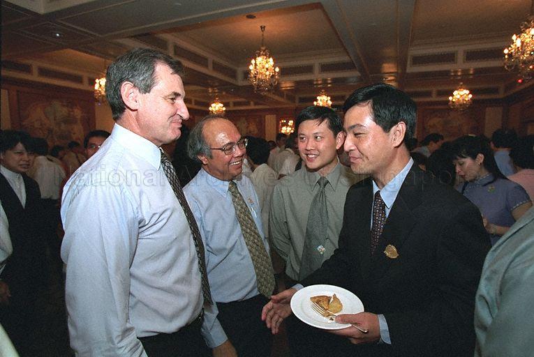 MAYOR OF CENTRAL SINGAPORE DISTRICT AND MEMBER OF PARLIAMENT FOR JALAN BESAR GROUP REPRESENTATION CONSTITUENCY (GRC) HENG CHEE HOW (RIGHT) WITH MEMBERS OF PARLIAMENT AND GUESTS AT THE RECEPTION DURING SWEARING-IN CEREMONY OF MAYORS OF COMMUNITY DEVELOPMENT COUNCIL (CDC) DISTRICTS AT THE BALLROOM, RAFFLES HOTEL