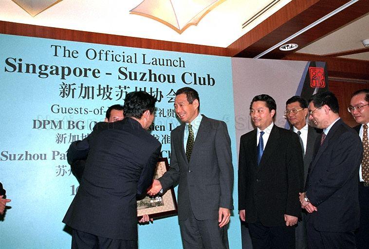 Guests-of-Honour Deputy Prime Minister and Minister for Finance Lee Hsien Loong and Suzhou Party Secretary Dr Chen Deming (back to camera) exchanging a handshake at the gift presentation ceremony during the official launch of the Singapore-Suzhou Club (SSC) at Equinox, Swissotel, The Stamford. Also present are Mayor of Suzhou Yang Weize, Acting Minister for Information, Communications and the Arts and Senior Minister of State for Defence David T E Lim and Minister of State for Community Development and Sports and Prime Minister's Office Chan Soo Sen