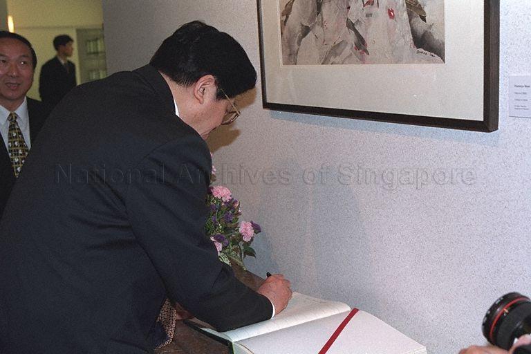 China's Procurator-General of the Supreme People's Procuratorate Han Zhubin signing the guest book on arrival at the Istana to call on Prime Minister Goh Chok Tong. Mr Han was on an official visit to Singapore at the invitation of Attorney-General Chan Sek Keong