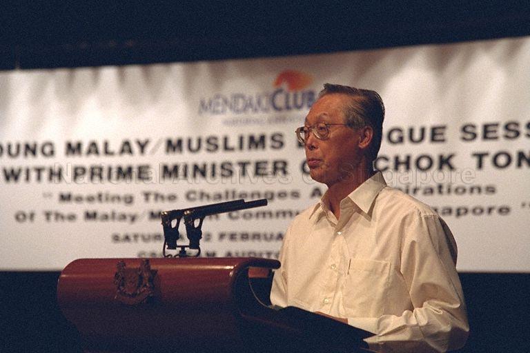 Prime Minister Goh Chok Tong speaking during Young Malay Muslims Dialogue Session organised by Mendaki Club held in Institute of Public Administration and Management, Civil Service College, North Buona Vista Road.