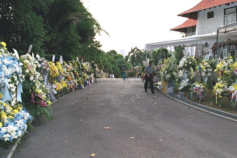 Wreaths along the driveway of the late former President Ong Teng Cheong's residence at 1 Dalvey Estate