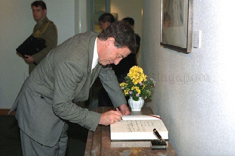 Australian Minister for Defence Senator Robert Hill calls on Prime Minister Goh Chok Tong at Istana